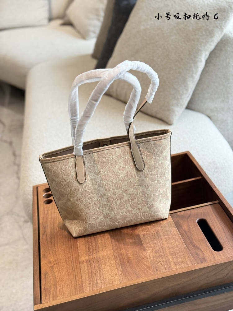 p200
The Coach Coach Coach Mini Tote Bag is the most worth buying. City loves this mini tote bag. It's small, lightweight, and soft, and has a very high usage rate!  #23cm