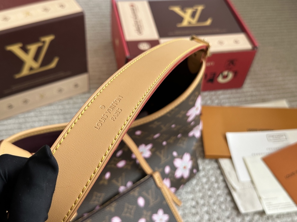 Sakura 240
Louis Vuitton Lv Carryall's new commuting bag has a practical appearance
#Louis Vuitton Lv # Louis Vuitton # Iv # Louis Vuitton Louis Vuitton # Louis Vuitton Carryall
#Carryall | July new model, can be worn diagonally or on one shoulder. C...