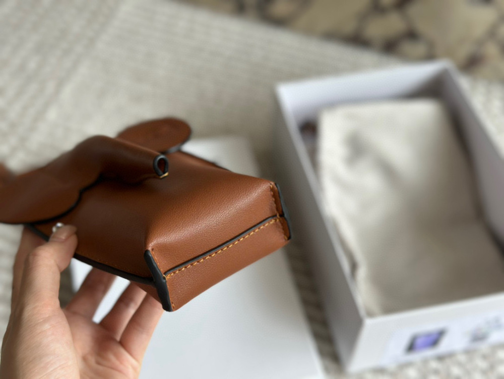 p200 
The full set of gift box packaging with top layer cowhide is cute and lovely. LOEWE elephant bag, phone bag, newly released by Luo Yiwei. This elephant phone bag really hits my girlish heart. It has a suitable capacity to hold a Promax sized ph...