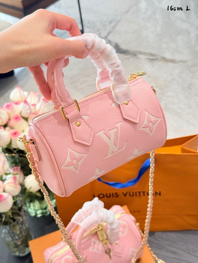 p245p225
Mini Speedy++Milk like Cute to the Heart~
Speedynano~exudes an unparalleled sense of luxury amidst its compact size~The perfect combination of pure black surface and LV white large print endows this bag with unique beauty traits, like the br...