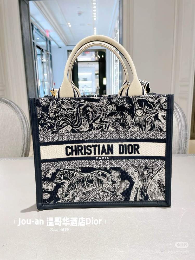 The Dior Booktote tote bag is inspired by creative director Maria Grazia Chiuri and is a flagship product that embodies Dior's aesthetic. These tote bags are designed specifically for carrying everyday items, with full body embroidery paired with the...