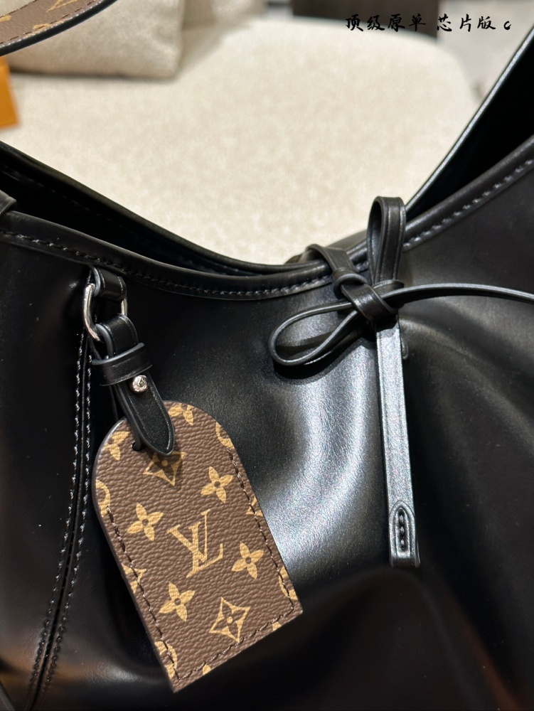 P379 original cowhide
Who doesn't want to have a new LV All Dark Carryall This is really worth pursuing! LV's new black leather Carryall is here! All black sheepskin Material+floral shoulder strap embellishment, excellent drape, easy to grip and rela...