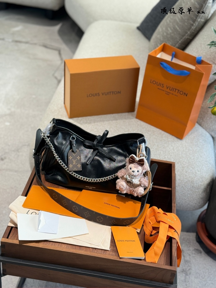 P440 chip version
LV Carrall Small Leather
., Dark Academy Style/Dark Motorcycle Style ●
Today's cool storm is led by LV's Carryall black sheepskin bag!  
Make it easy for you to become a Cool Day girl
Teach classic black, like a mysterious travele...