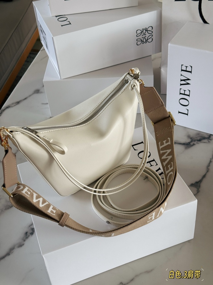 250 box configuration with wide shoulder straps
Size: Bottom width 17, top width 27 * height 16cm
Loewe Hammock Hobo
Loewe hammock bag is super cute
HOBO can still do this
Paired with the newly released wide shoulder straps, it really looks great
The...