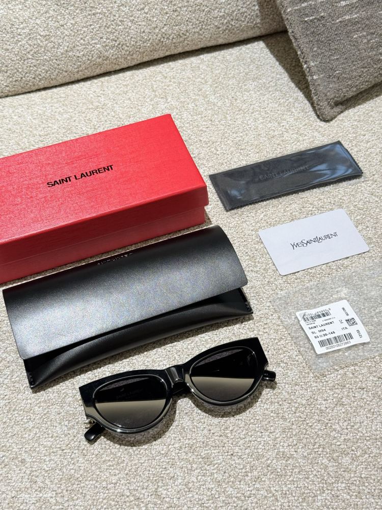 p220
Ms. Luo Jie, ROSE's original sunglasses! Who knows the cool temperament of milk! ROSE wears YSL sunglasses for both hard photos and private servers~
With the addition of event evening gowns, it exudes charm and sensuality, effortlessly becoming ...