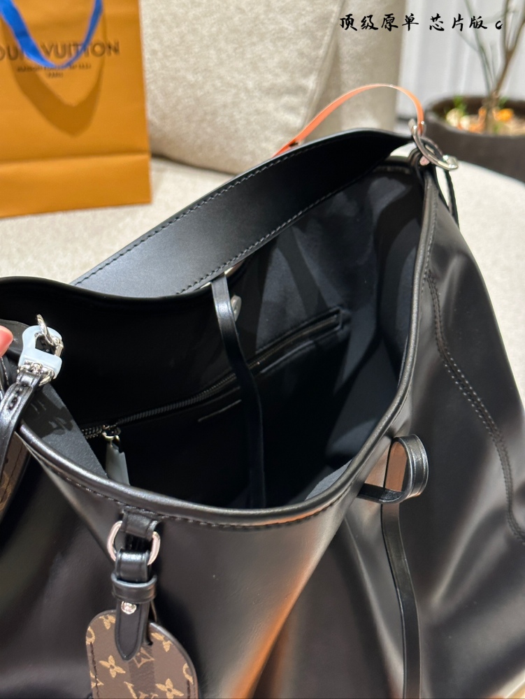 P379 original cowhide
Who doesn't want to have a new LV All Dark Carryall This is really worth pursuing! LV's new black leather Carryall is here! All black sheepskin Material+floral shoulder strap embellishment, excellent drape, easy to grip and rela...