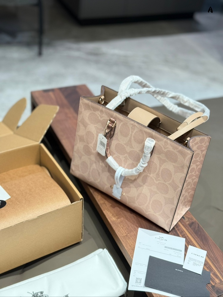 p270
Coach's December New Product | Superb Milk Tea Color Large Tote Bag. Coach's design is really becoming more and more unique!
The large tote bag is really super stylish and atmospheric!
And it's very practical. Installing files on a computer is o...