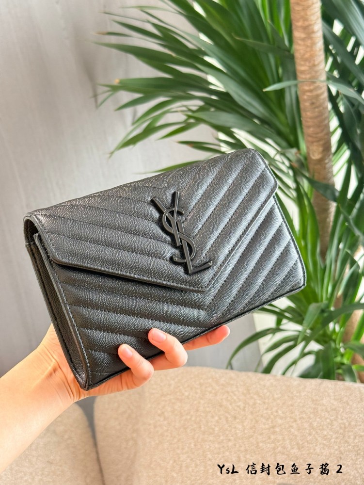 p230
YSL envelope woc | Elegant girl with visual sense of this YSL black gold chain
Top of the line with multiple celebrities
A classic bag that won't buy the wrong one!
I can't put it down when I get it!  Box packaging