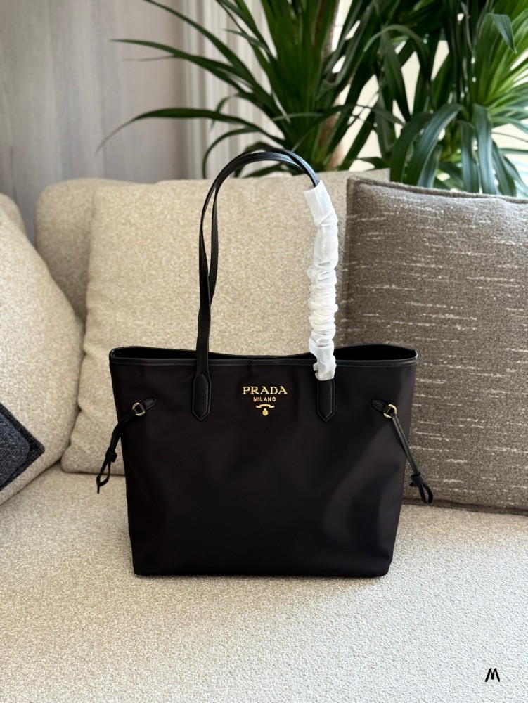 P230 leather matching
Prada's new nylon tote bag shopping bag mommy bag
New Nylon Tote Bag Shopping Bag Mommy Bag 1BG527
24K pure gold electroplated hardware
Ghost Head Cross Pattern Cowhide
Widening shoulder strap design makes single shoulder more c...