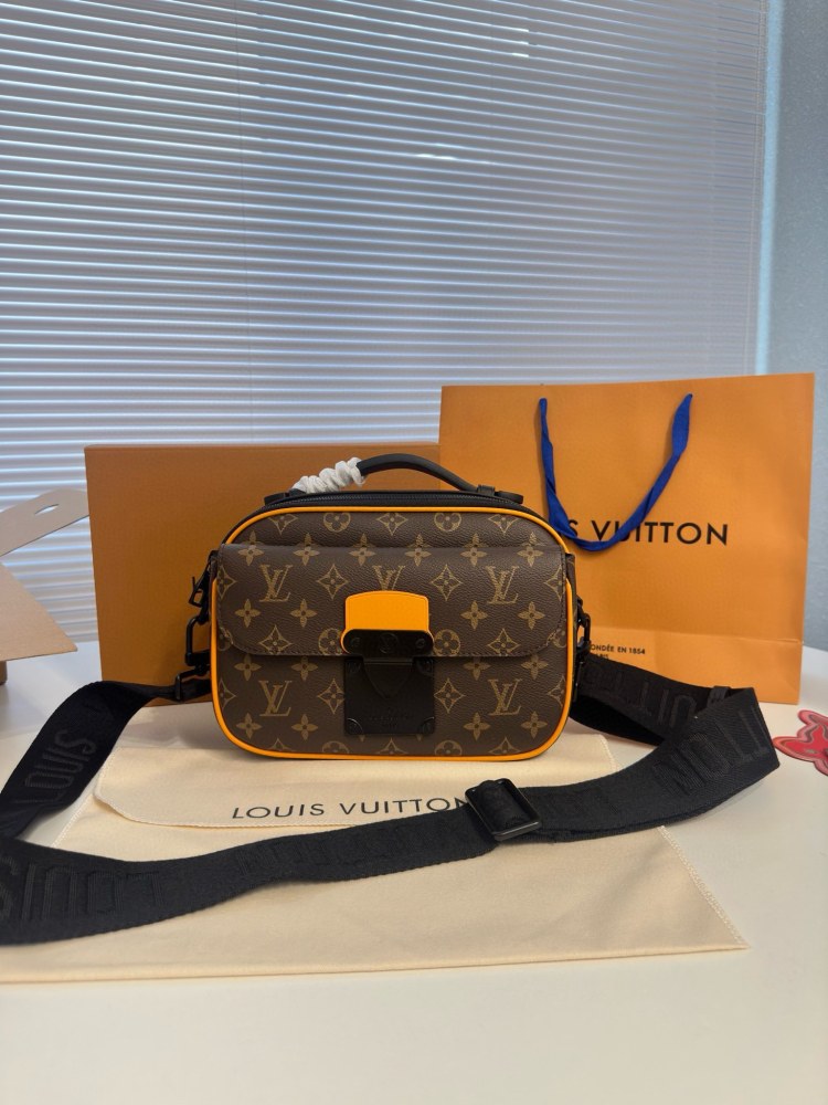 M45806 Classic Black Flower Postman Bag
Complete packaging ?? aircraft ?? Box size 24 seventeen point six
LV Slock Black Flower Postman Bag
? Top Original Order
Cool and versatile, fashionable and trendy
A style suitable for both men and wo...