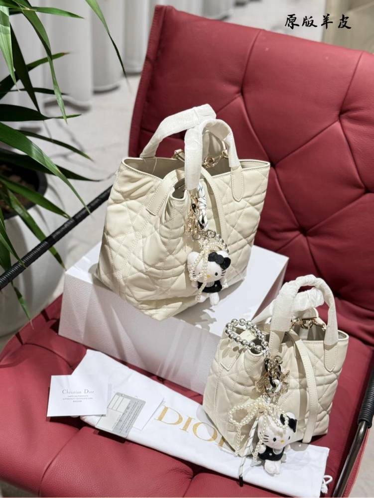 P330p340 pendant plus 20
Dior Tourours, I would call it the masterpiece of this season
Dior's new Toujours bag really caught my attention. Firstly, its body is very light
Secondly, it is made of very soft cowhide, which provides good comfort when car...