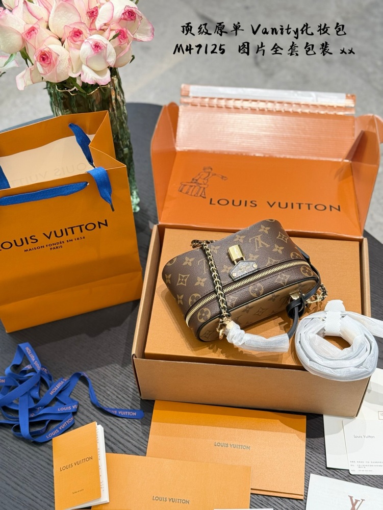 P320 Top Original Order Comes with Original Ribbon Gift
Lv's super popular makeup bag Vanity!   Crazy Grass Planting
Lv, the latest makeup bag from 2024, fully named VanityChain Pouch, has officially launched!    !  
This bag has a flatter body, and ...