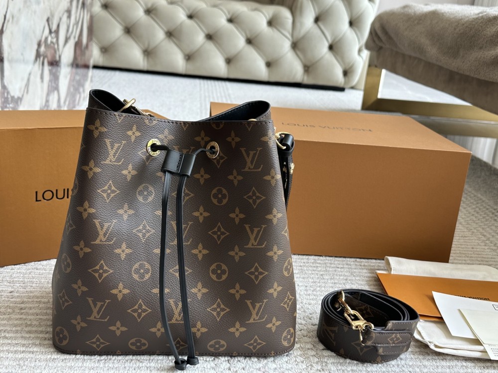 255 wide shoulder straps with box
High quality daily recommendation
L Home Bucket Bag Noe Bucket
This water bucket has a soft texture
Size: 26cm
Cross shoulder/single shoulder is more comfortable
Search for Lv bucket bag