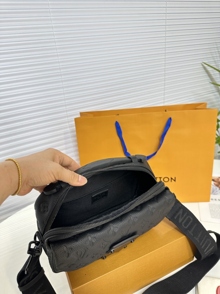 M45806 Classic Embossed Cowhide Postman Bag
Complete packaging ? fold ? aircraft ?? Size 24  17．6
LV Slock original cowhide embossed mailman bag
? Top Original Order
Cool and versatile, fashionable and trendy
A style suitable for both men...