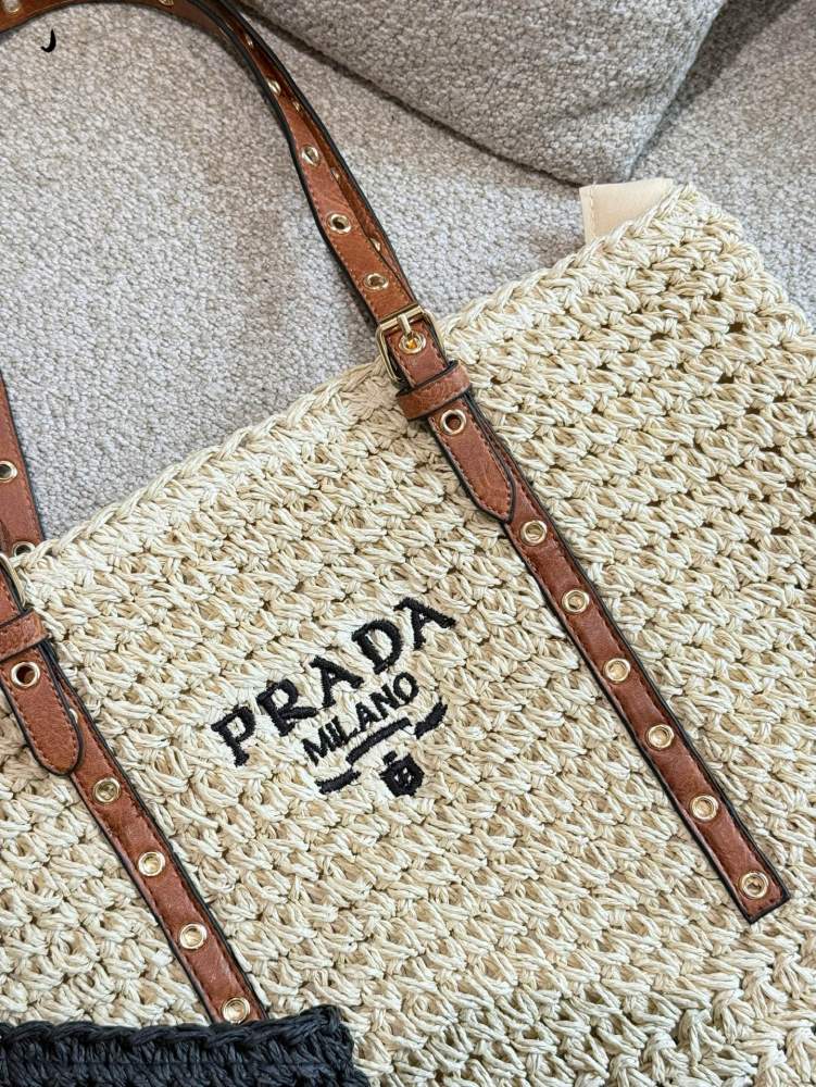 p200
Prada woven shopping bag 35cm