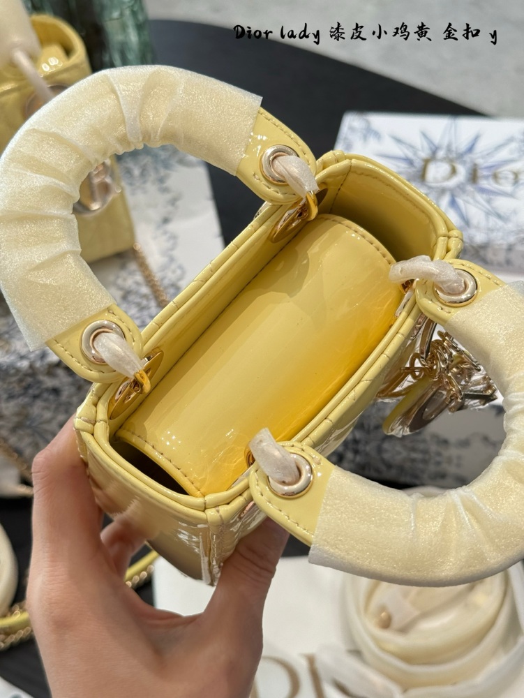 p209p264
Milk like little coquettish essence ◎ Dior Little Chicken Yellow Daifei Dior Three Grid Little Chicken Yellow Daifei °
Oh my god, who can refuse custard buns!
Lacquer skin shimmers and shines brightly+
It shines too brightly in the sunshi...