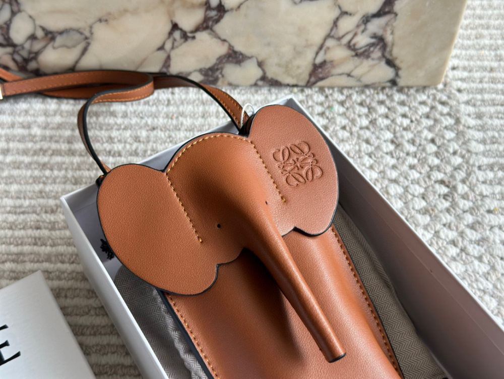 p200 
The full set of gift box packaging with top layer cowhide is cute and lovely. LOEWE elephant bag, phone bag, newly released by Luo Yiwei. This elephant phone bag really hits my girlish heart. It has a suitable capacity to hold a Promax sized ph...