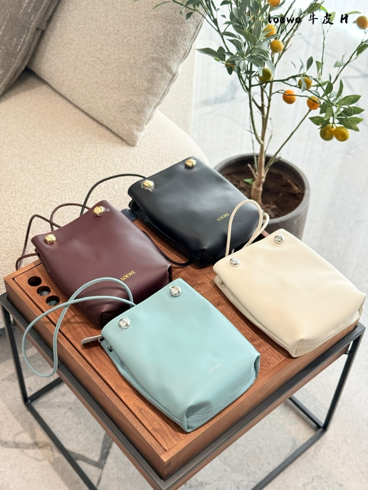 p275
LOEWE25 new bag | I love the simple and neat design so much
The entire bag is made of soft calf leather
Good wear resistance key, super light weight
The shoulder strap can be adjusted in length, and it can be worn on both shoulder and crossbody....