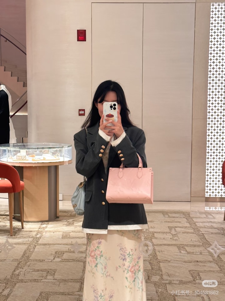 LV's cherry blossom pink Onthego tote is really amazing! At first glance, I was amazed by LV Louis Vuitton's Onthegomini pink. Sisters who are used to carrying old flowers may want to try a different style