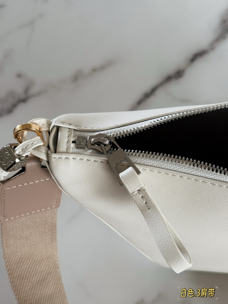 250 box configuration with wide shoulder straps
Size: Bottom width 17, top width 27 * height 16cm
Loewe Hammock Hobo
Loewe hammock bag is super cute
HOBO can still do this
Paired with the newly released wide shoulder straps, it really looks great
The...