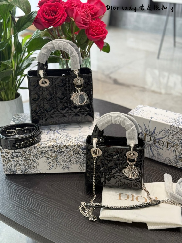 Dior Concubine Bag p264p269
Three grid 17 four grid 20 patent leather black/silver buckle
Imported calf leather with frosted deer skin pattern and velvet lining
Precision high-density electroplating hardware silver
Adjustable leather shoulder strap w...