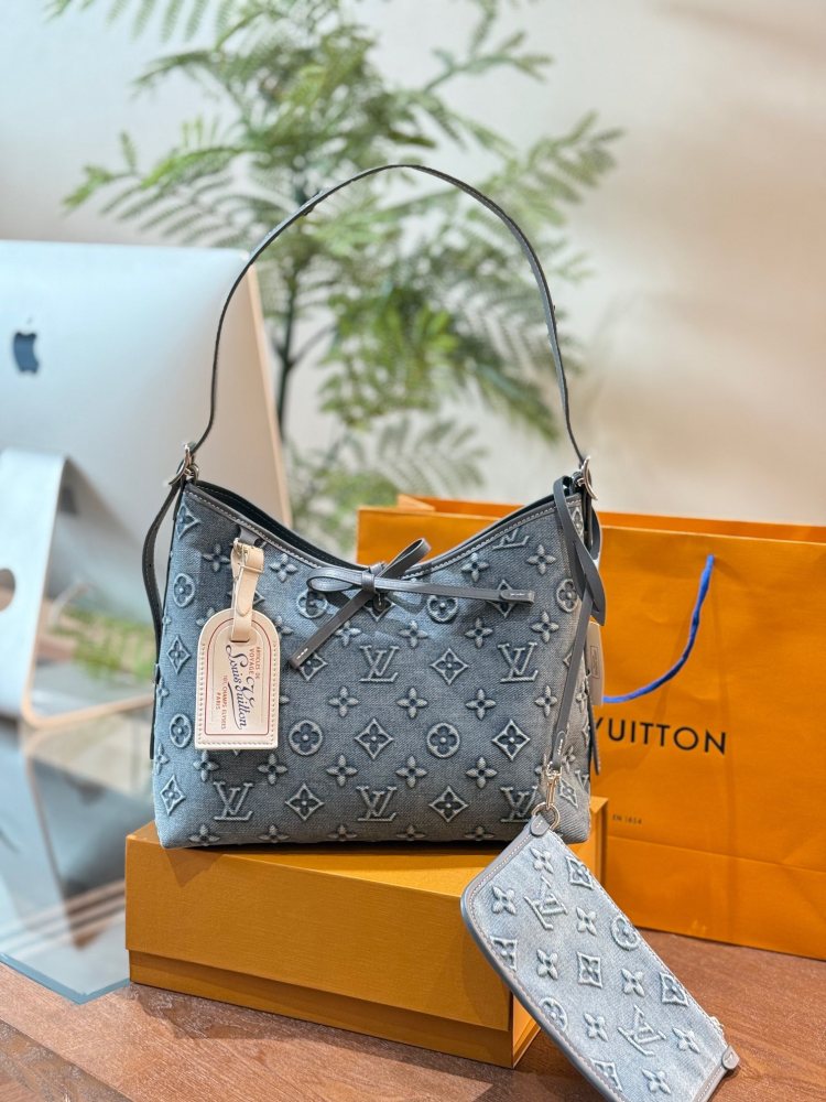 Lv CarryAll Annual Bag King Size: 31.26cm
Do you like the underarm bag with a bow? It comes with a storage wallet, which is extremely cost-effective and looks great online There's no problem with carrying it on one shoulder or crossbody, it looks gre...