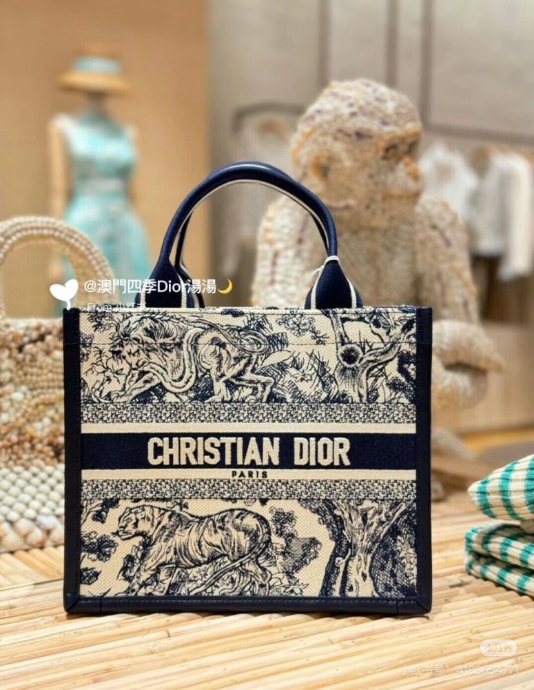 The Dior Booktote tote bag is inspired by creative director Maria Grazia Chiuri and is a flagship product that embodies Dior's aesthetic. These tote bags are designed specifically for carrying everyday items, with full body embroidery paired with the...