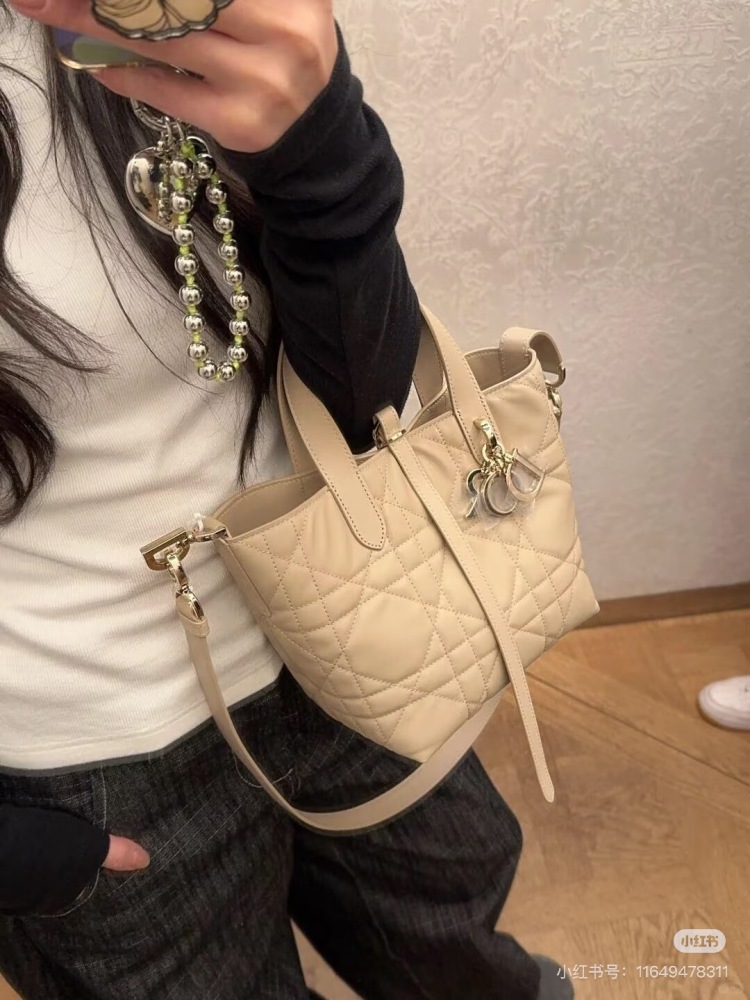 The Dior vertical indigenous bag is really a summer dish!
Vertical Toujours in Black and Milk Coffee Colors
The texture and appearance are truly exceptional! Wearing a coat or cotton jacket in winter is very suitable. Please help me recommend it to a...