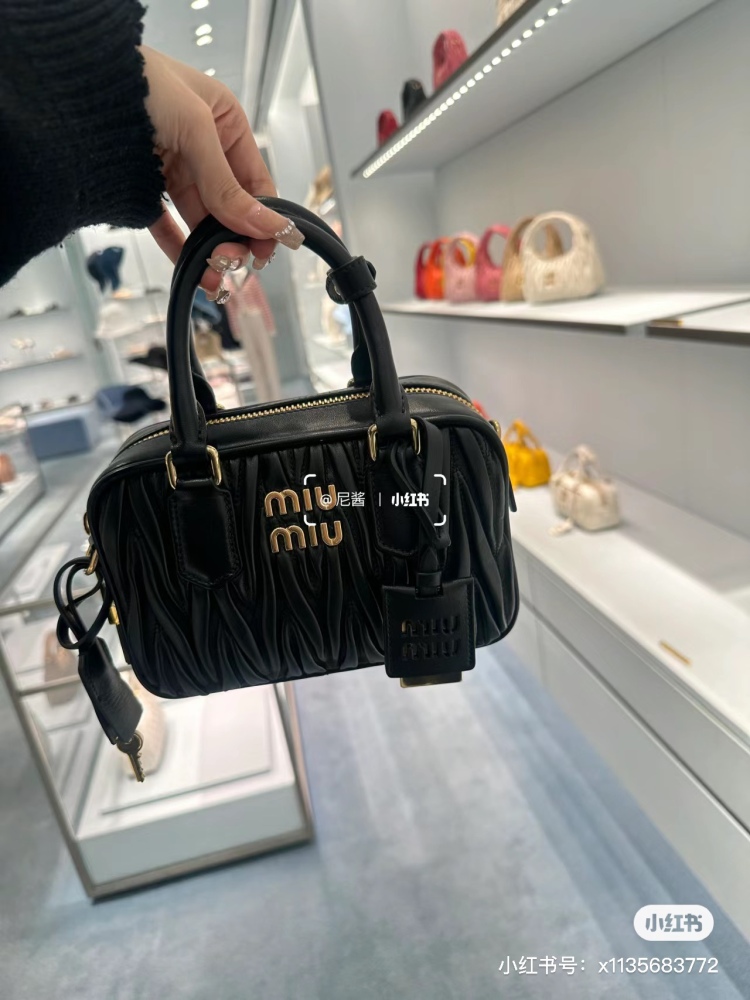 I really love repeatedly, go bowling at Miumiu“
Love at a glance The miumiu bowling ball that has been popular lately is a bag that both Zhang Yuanying and Yang Chaoyue love to carry
Black and pink pairing is both cool and luxurious
It's really har...