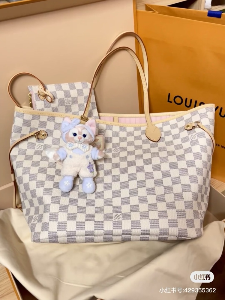 The very popular LV brown chessboard tote bag is really loved by many people!
Todd, who has always had many sisters wanting LV, finally got -- only! Brown canvas checkerboard pattern, paired with a coat
It's truly a sophisticated and lazy style