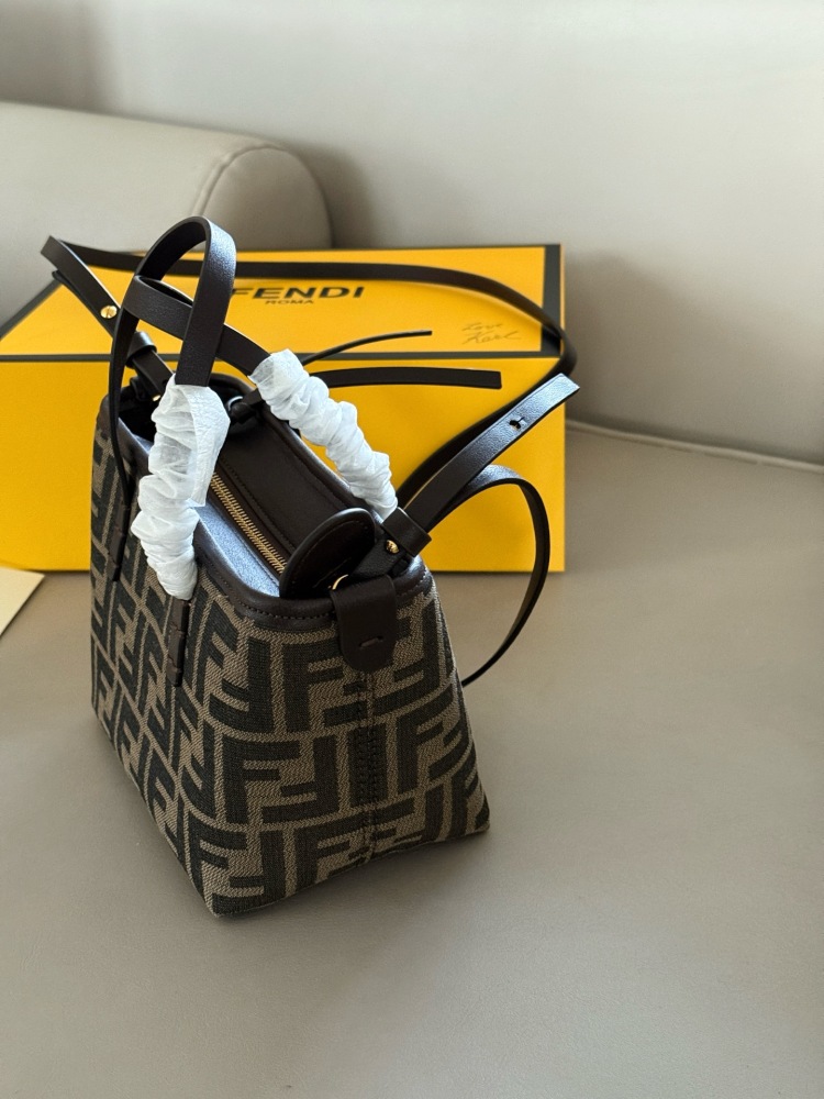 210 box
size：16*13cm
Fendi F Home
This small vegetable basket is really amazing,
I love it so much!
Full of vacation atmosphere,
Although it is small, it can also be packed very well,
A super lightweight small bag that can also be worn diagonally!