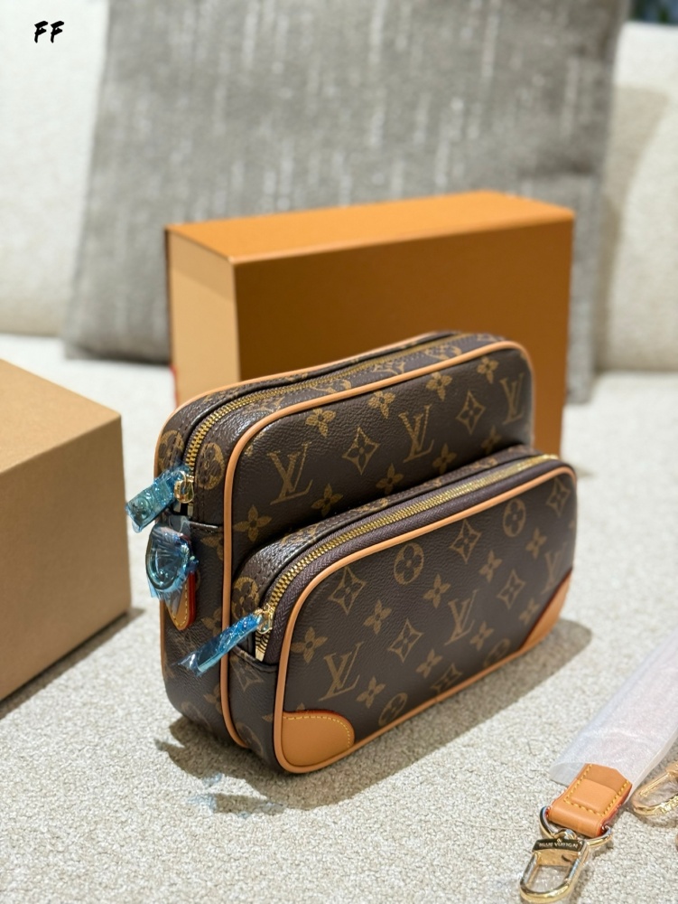 p270
LV | The new men's NilNiL for 2025 features a horizontal double-layer design
The same model also comes in two materials: canvas and leather
The double-layer design also has more capacity
It can be carried by hand or slung diagonally, which is al...