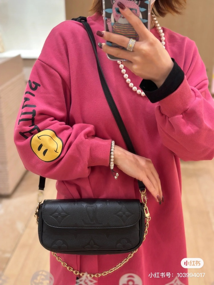 LVIVY upper body effect | I love it at first glance
LVIVY black understated luxury
Two shoulder straps~Underarm both shoulder and crossbody
This year's big hits are really high-end~