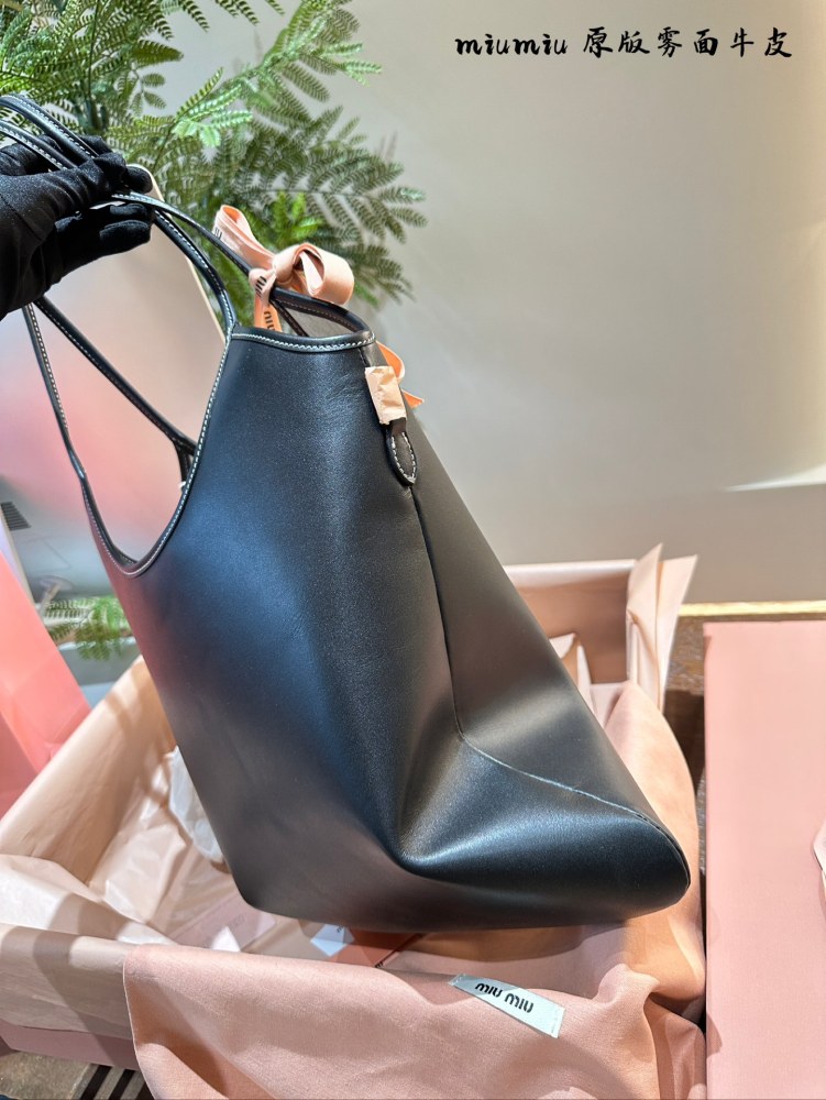 Miumiu original matte cowhide p325
Fashionable and exquisite autumn and winter choice~Tote bag ivy beautiful autumn and winter
This season MIU is really amazing!
M ^ Limited Edition | Embossed Tote Tote Bag Mouth
This one shoulder bag has become a tr...