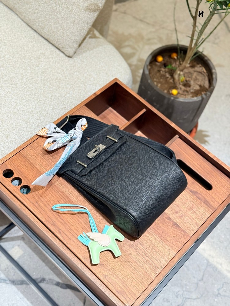 p335
Fashion item | Hermes bag
I didn't know the fragrance of Hermes when I was young
Hermes chest bag
I really like it more and more now
They are all bags suitable for going out on the street
Easy to match all year round
I feel that men's backs are ...