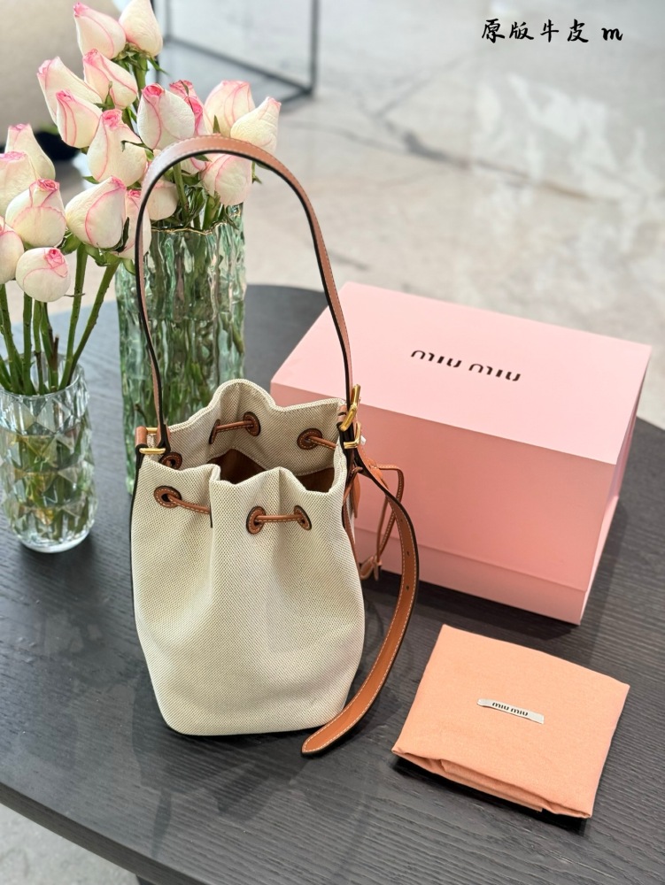 p250
MiuMiu's new canvas bucket bag is stylish and cute! Promise me the bucket bag!! Definitely pick this one!!!
Simple, casual, and unique design! Having a large number of loyal fans!  !
Just by hearing the name, you can imagine the capacity of a wa...