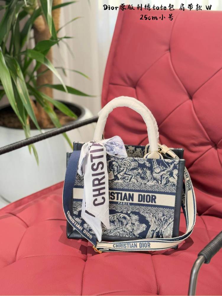 p275p295
Latest popular Dior tote inventory!
Book Tote
On the front, there is the "CHRISTIAN DIRO" logo, which has a high level of style and is the most recognizable in the Diro bag. Its old patterns and hand embroidery showcase retro craftsmanship a...
