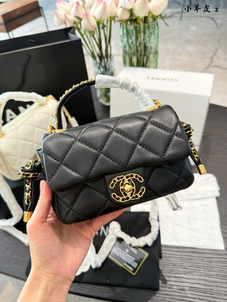 p300
High end nautical knot closure bag mini Chanel 25C early spring
Knot Cap Mini Black
New Chanel Sea Knot Cap Bag Relocation
19bag element coverage ensures elegance remains the same, while fashion remains unchanged~
Whether it's pairing with casua...