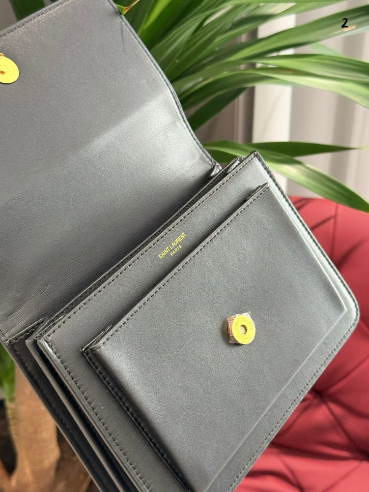 YSL sunset package plain weave P230 crocodile P240
This YSI black crocodile leather handbag is luxurious, elegant, unique and noble, showcasing fashionable taste. Crocodile skin material and exquisite design showcase extraordinary quality. Fashionabl...