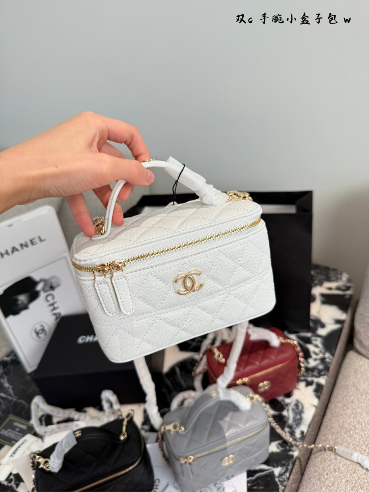 p230
Chanel 5c new handle box bag
A handle box bag that never gets tired of!   The physical object is super cute
Equipped with a mirror inside, also known as a "makeup bag"
Litchi cowhide has high practicality and is paired with light gold hardware. ...
