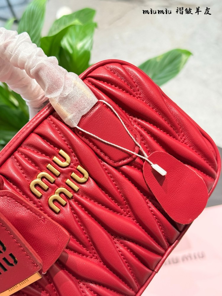 Miumiu Red Sheepskin P299
I rarely buy red bags, but if it's Miumiu, then ..
Can you wrap it up for me
Miumiu red mini bowling ball holder can be enlarged, mobile phone can be carried by hand, crossbody can be worn with a mirror, concave shape is ver...