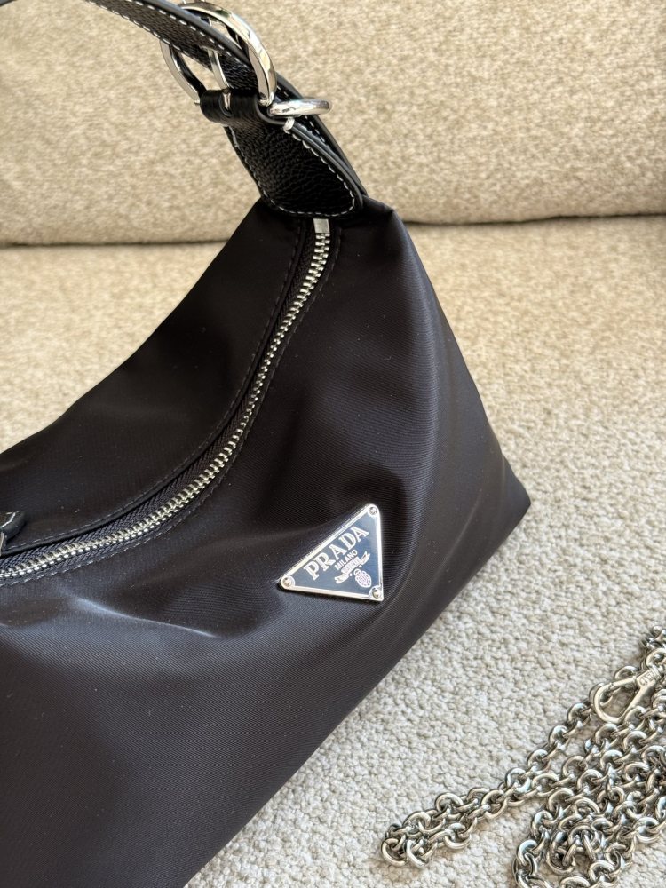 P185 upgraded version with cowhide wrist
This Prada vintage dumpling lunch box bag is also great, with a cool dark style and some cute attributes suitable for street photography. It is a classic nylon parachute material that is waterproof and durable...