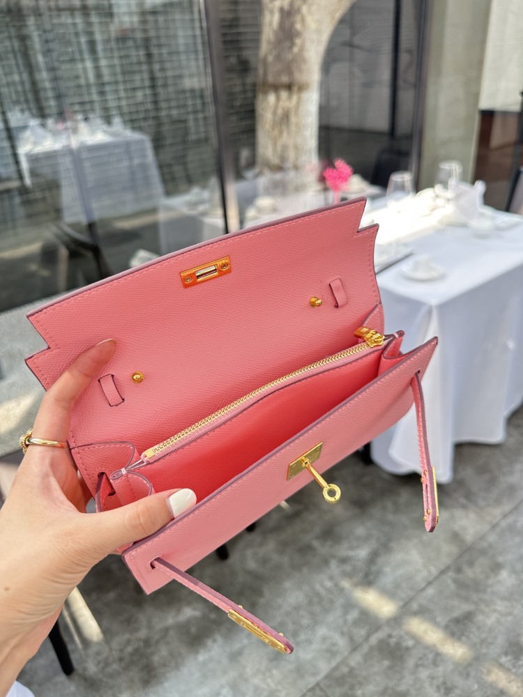 P235 Cowhide Full Package Upgraded Edition
Hermes Kelly Wallet DIY Same Leather Belt
Hermes Kelly wallet. The matching contract belt instantly transforms into a small bag V, which is super cute and beautiful.
The wallet can hold a large phone. You ca...
