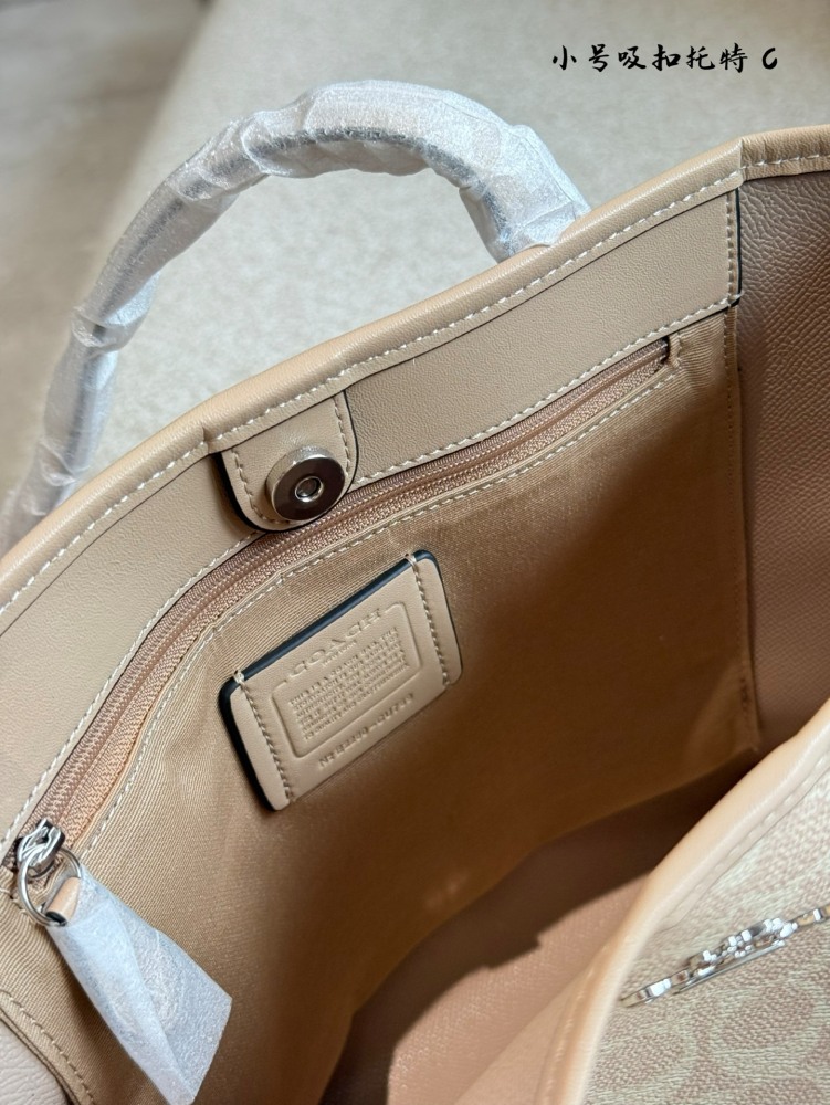 p200
The Coach Coach Coach Mini Tote Bag is the most worth buying. City loves this mini tote bag. It's small, lightweight, and soft, and has a very high usage rate!  #23cm