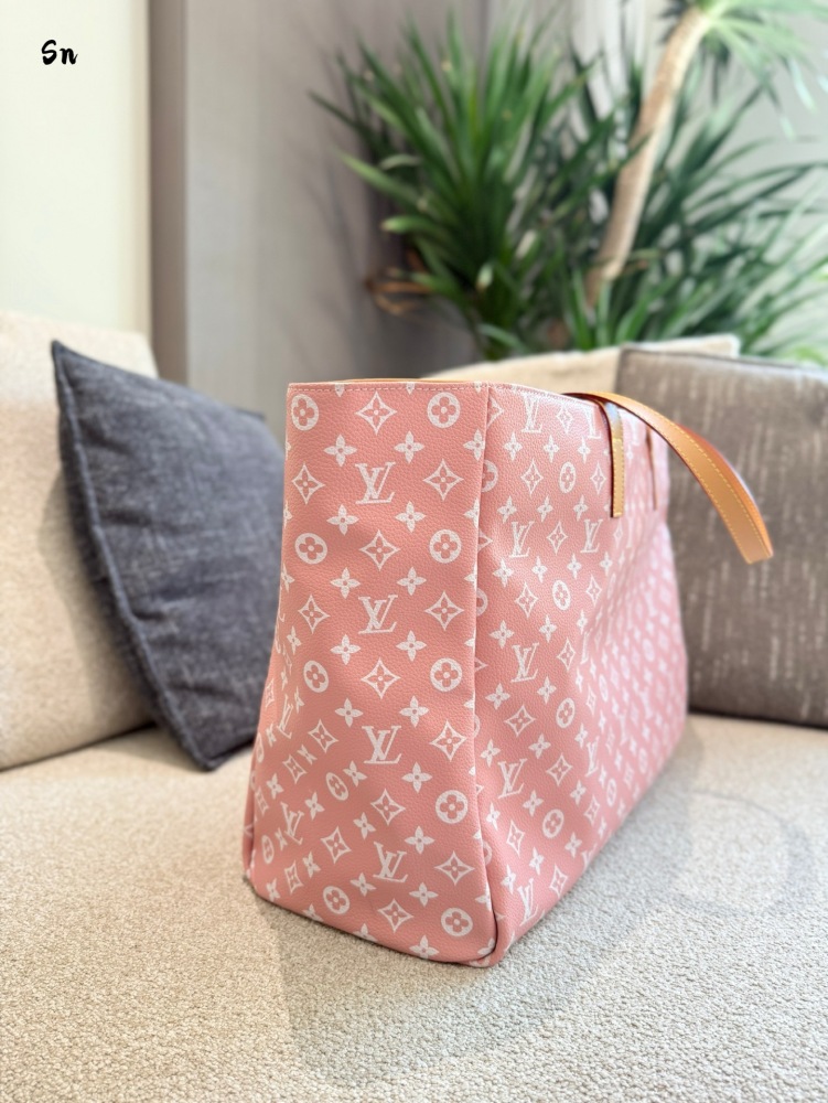 p260
LV Shoulder Underarm Handbag Shopping Bag
Who knows, my family! The LV Louis Vuitton travel bag is really crazy! The new 25 year model is here~Fresh mint green paired with classic Monogram pattern, high-end and eye-catching, always the focus of ...
