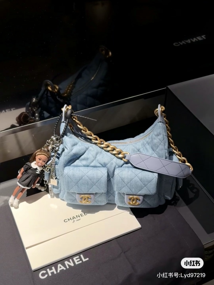 Who understands the Chanel 25 denim hobo that Jennie brought to fame?  The Chanel 25 denim hobo carried by Jennie is simply cute and explosive
As a loyal fan of Chanel, I am really looking forward to the 5c series.
Jennie. The bag she wore exuded a s...