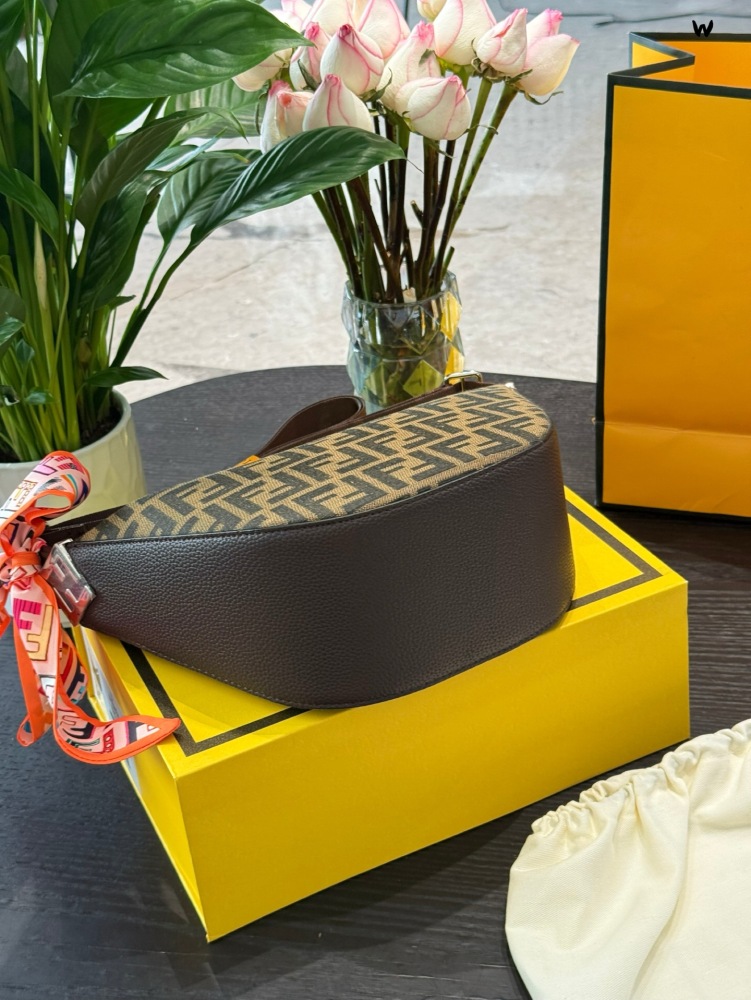 p225
Fendi unisex bag
2025 new Hobo classic trapezoidal design
Lightweight, with a zipper that can be worn on one shoulder or slanted back
16 × 20 folding box with ribbon gift