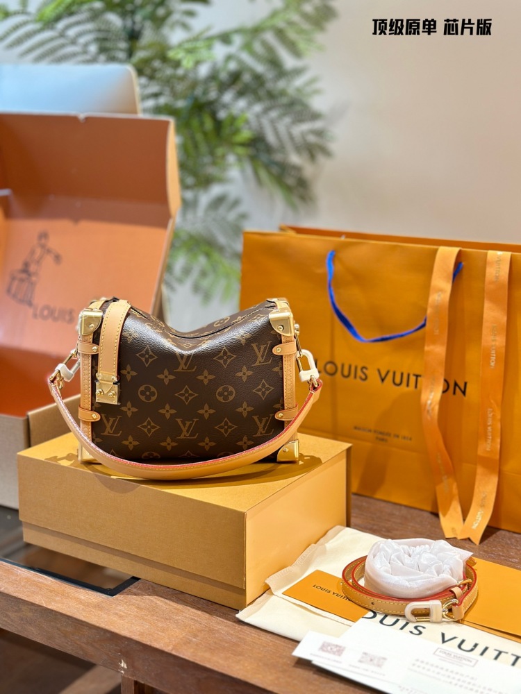 P370 top-level original single all steel hardware chip scan code
LV small box bag that incorporates some futuristic feel
I personally love the 2024 vacation series so much. The futuristic fashion in science fiction movies has a visual effect, so I co...