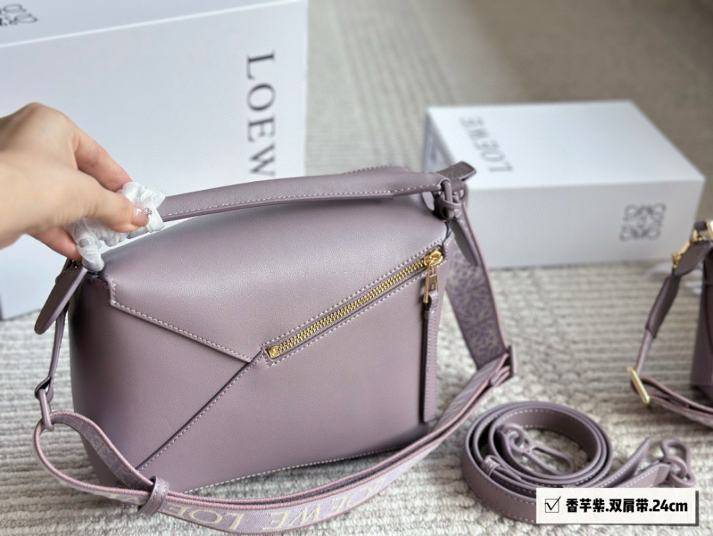 Packing (Shoulder Strap)
Size: 24 * 15cm (large)
18 * 10cm (mini)
Loewe Geometry Package Puzzle
I really can't miss out on llllllololol
?? Cowhide quality!
Completely hold on!
Luoyiwei | A perfect shoulder strap