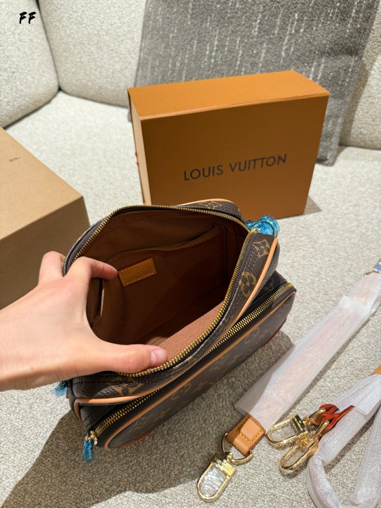p270
LV | The new men's NilNiL for 2025 features a horizontal double-layer design
The same model also comes in two materials: canvas and leather
The double-layer design also has more capacity
It can be carried by hand or slung diagonally, which is al...